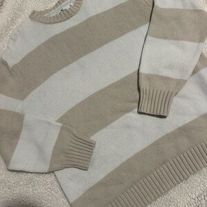 Hollister Women's Beige and White Crewneck Sweater